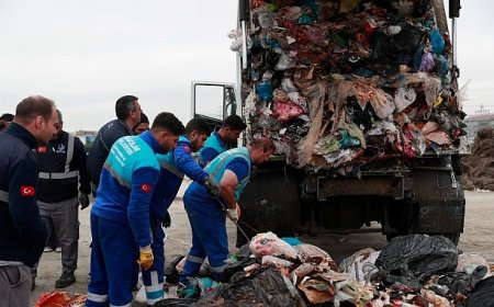 İçinde telefon ve para olan çantasını yanlışlıkla çöpe attı