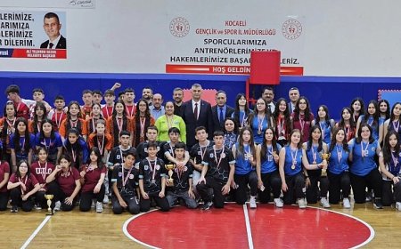 Gölcük’te okullar arası turnuvada dereceye girenler ödüllendirildi