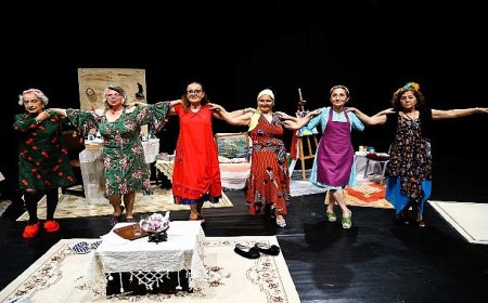 Aktif Yaşlı Merkezi tiyatrocuları Ahlar Ahacı ile sahnede