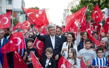 23 Nisan coşkusu İzmir’de sokaklara taştı