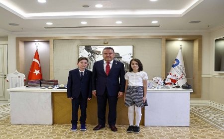 Başkan Böcek makamını çocuk başkana devreti