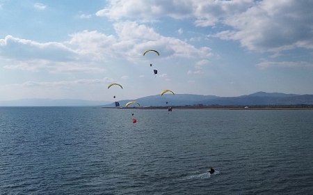 İznik’te paramotor gösterisi büyük beğeni topladı.