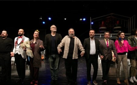 “Süleyman ve Öbürsüler” İzmirli tiyatroseverlerle buluştu