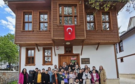 Gölcük Belediye Başkanı Ali Yıldırım Sezer, Gölcük’te en çok kitap okuyan öğrencileri ödüllendirdi