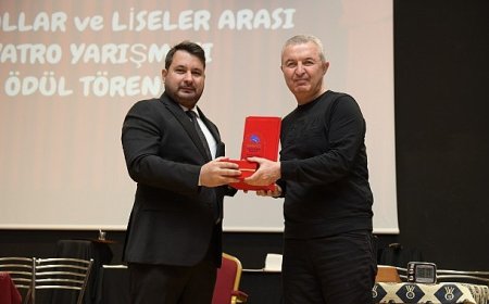 Başkan Çırpanoğlu’ndan tiyatrocu öğrencilere destek