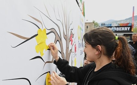 Otizm ağacı kuruldu gelen herkes puzzle parçası yapıştırdı