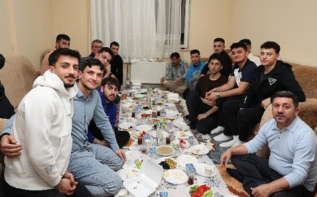 Başkan Rasim Arı, Öğrenci Evinde Sahur Yaptı