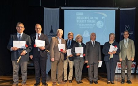 Sağlık çınarlarına onur plaketi