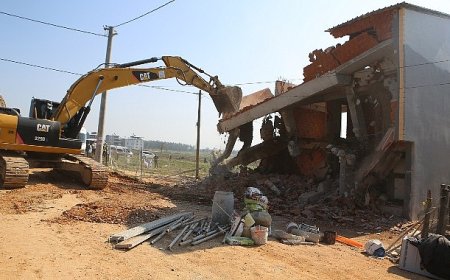 Nilüfer’de 2 katlı kaçak bina yıkıldı