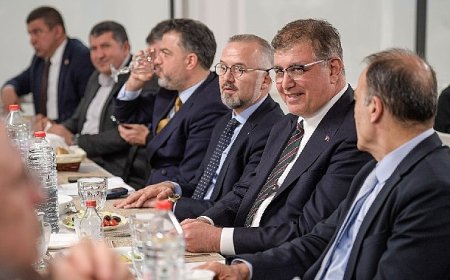 İzmirli meclis üyeleri aynı sofrada iftar yaptı