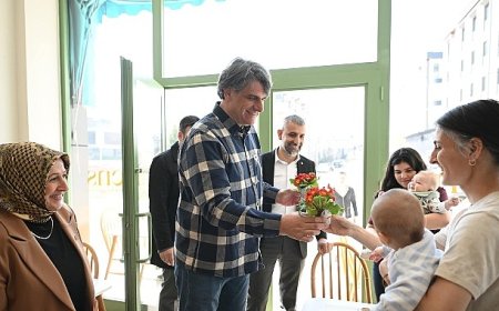 Başkan Kocaman çiçek dağıttı 