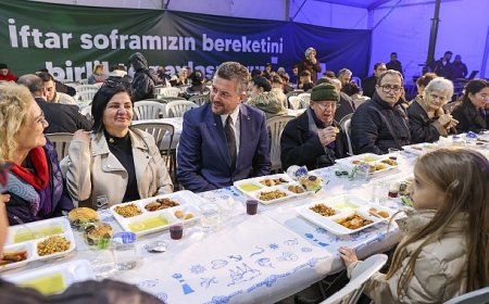 Buca Belediyesi’nin iftar çadırına yoğun ilgi