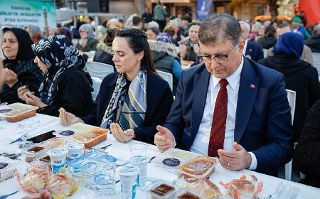 Başkan Tugay Bergama’da kurulan iftar sofrasına konuk oldu