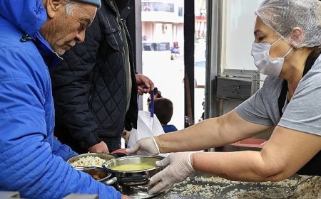 Büyükşehir Mobil Aşevi iftarda vatandaşın yanında