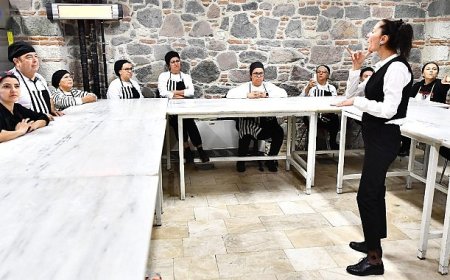 3 Mart Dünya Kulak ve İşitme Günü’nde işaret dili çevirmenleri hikâyelerini anlattı İzmir’de sağırların “sesi” var