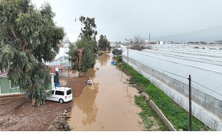 Antalya Büyükşehir Belediyesi sel afetinden zarar gören vatandaşın yanında