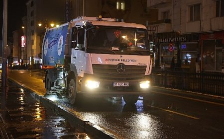Nevşehir Belediyesi Ekipleri Atatürk Bulvarı’nda Temizlik Yaptı