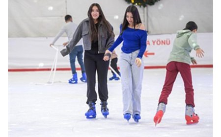 İzmir'de kışın keyfi buzda yaşanıyor