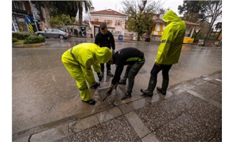İzmir Büyükşehir Belediyesi ekipleri sağanak yağış ve fırtına nedeniyle seferber oldu