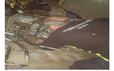 Kemalpaşa Ulucak’ta menfeze giren aracın çıkarılma çalışmaları sürüyor