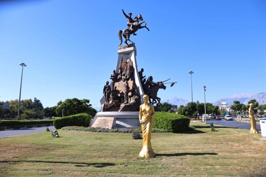 Antalya’da ‘Venüs’ heykelleri kenti süslemeye başladı