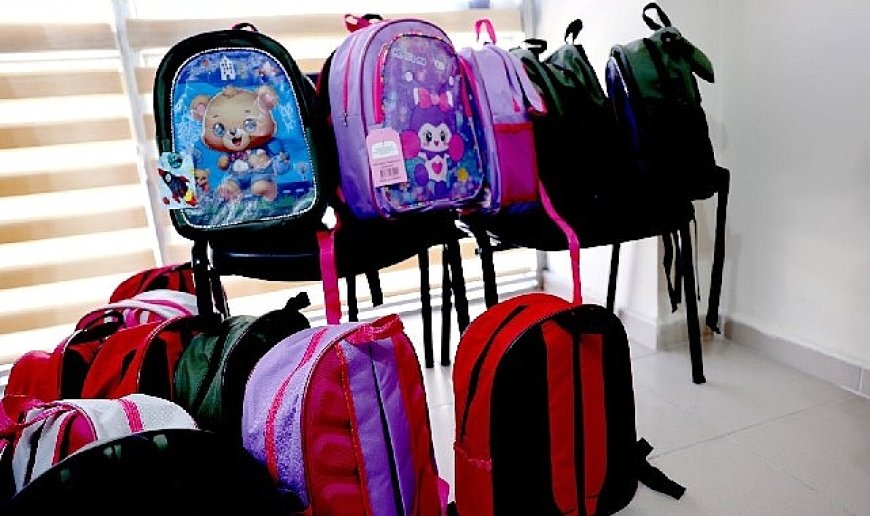 Bayraklı Belediyesinden öğrencilere kırtasiye ve kıyafet desteği