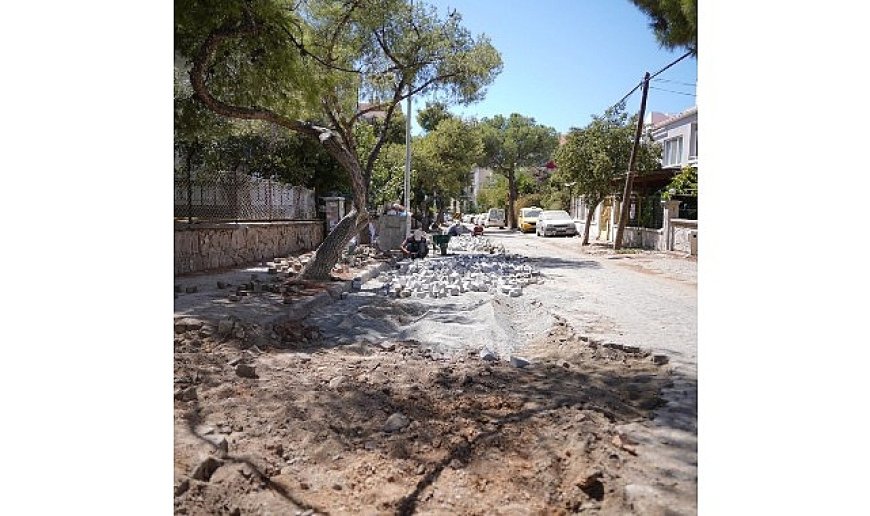 Ayvalık Belediyesi’nden 150 Evler Mahallesi’nde Yol Onarım Seferberliği