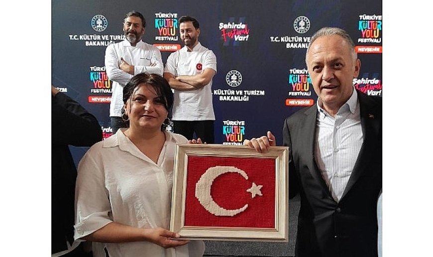 Atölyemizde Dokuduğumuz Türk Bayrağını Hediye Ettik