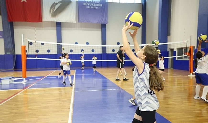 İBB Spor Okulları Yaz Döneminde de On Binlerce Çocuğu Sporla Buluşturuyor