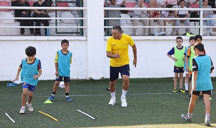 Profesyonel futbolcular geleceğin yıldızlarına hocalık yaptı