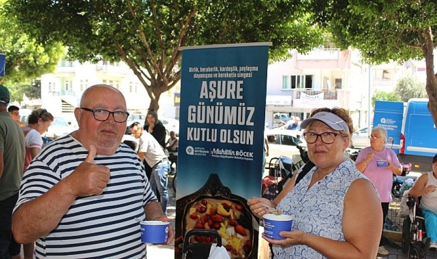 Antalya Büyükşehir Belediyesi’nin geleneksel aşure ikramları devam ediyor