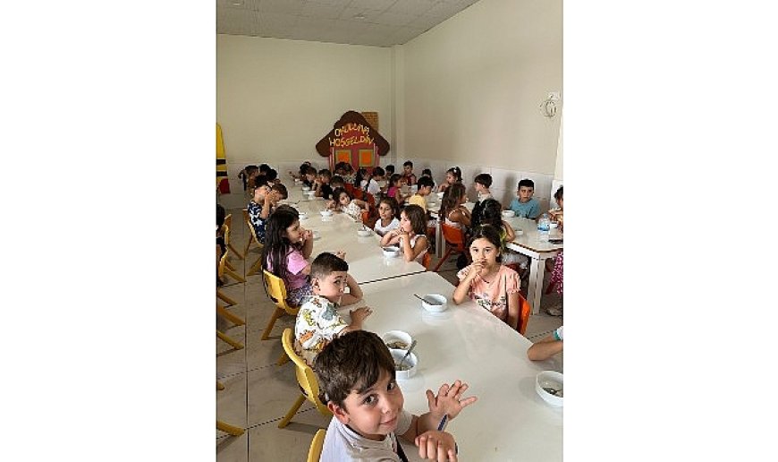 Minik öğrencilere aşure ikramı