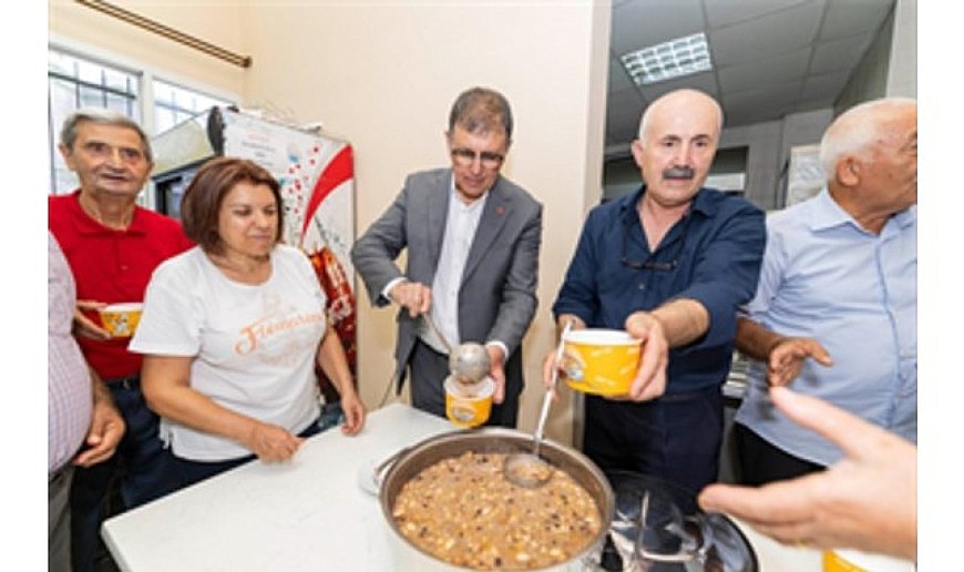 Başkan Tugay aşure bereketini paylaştı