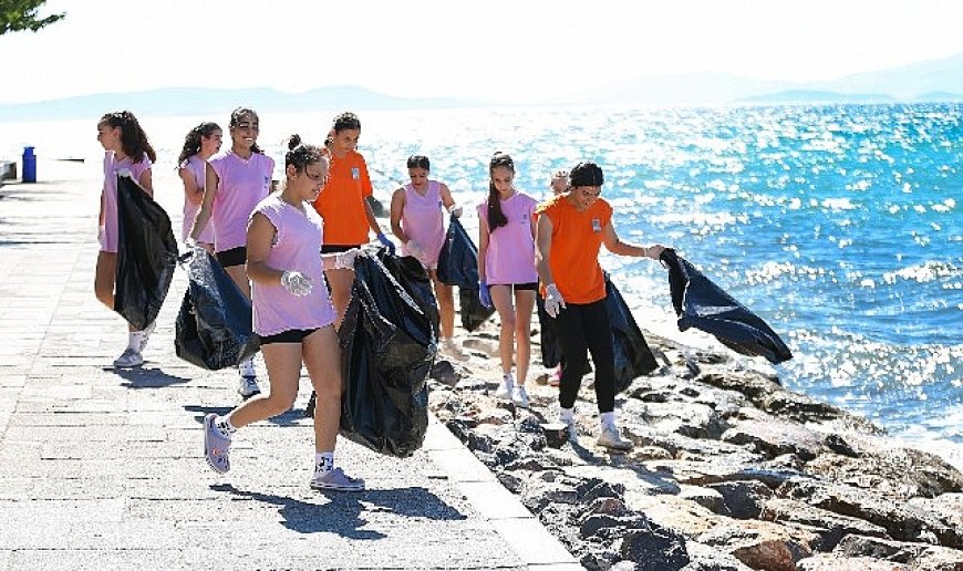 Narlıdere Belediyesporlu voleybolcular kıyı temizliği yaptı