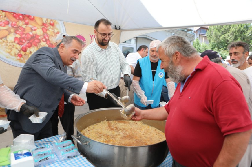 Sakarya’da bir günde 15 bin kişiye aşure ikramı