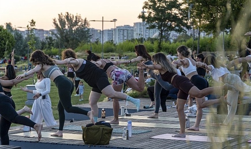 Karşıyaka’da gün batımında yoga buluşması