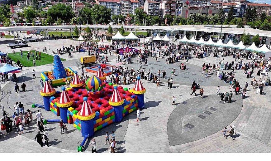 Çocukların neşesi Milli İrade Meydanı’nı sardı