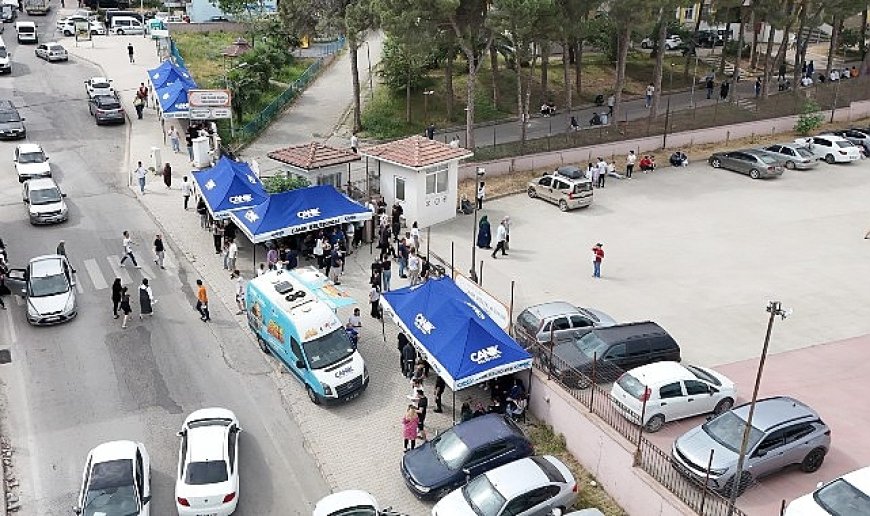 Canik Belediyesi YKS’ye giren öğrencilere ve ailelere ikramlarda bulundu.