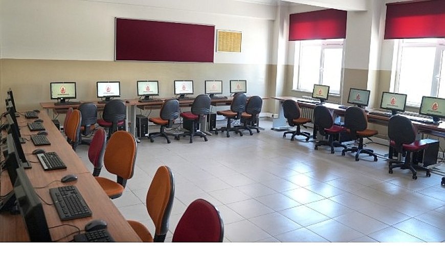 İETT’nin gençlere teknoloji desteği sürüyor.
