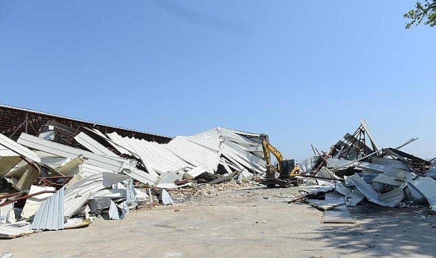 Çalı’da 2 bin 300 metrekarelik kaçak depo yıkıldı