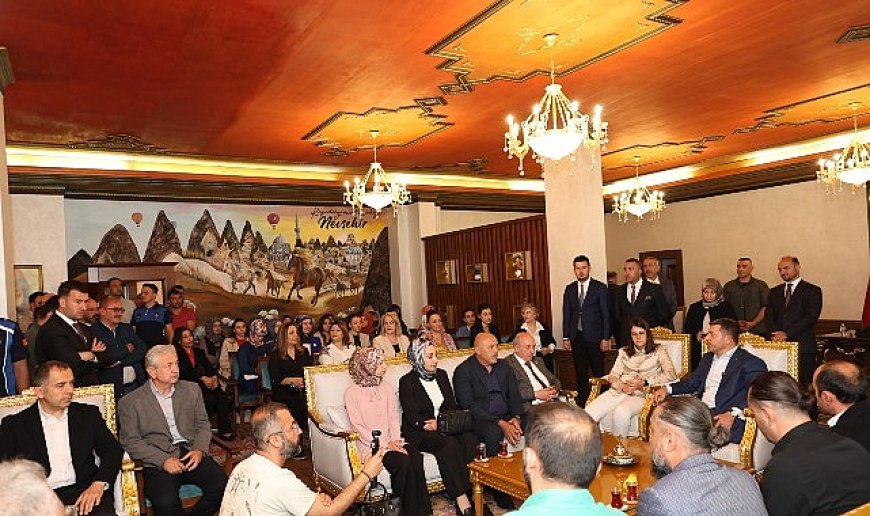 Başkan Arı, Vatandaşlarla ve Personelle Bayramlaştı