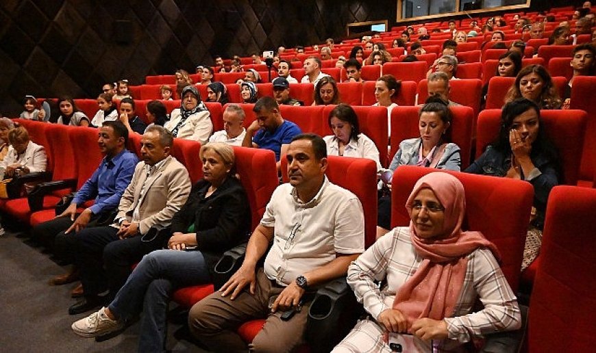 “Uyandığım dünya” tiyatro oyunu büyük alkış aldı