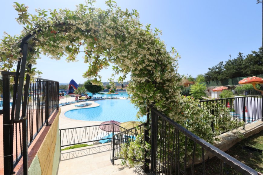 İzmir Karabağlar’da Aqua Yaşam yüzme havuzu yeni sezonunu açtı