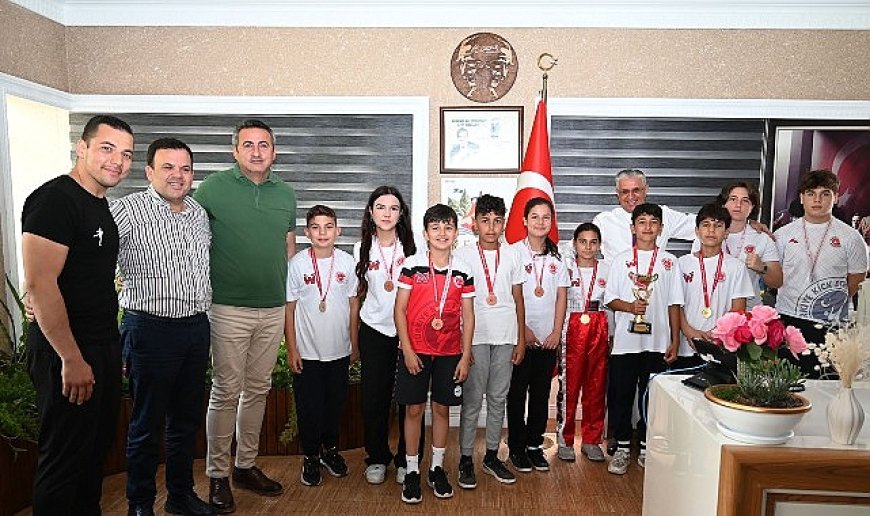 Kick Boks sporcuları başarılarını Başkan Topaloğlu ile paylaştı