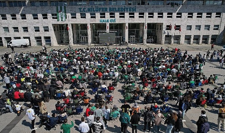 Bursaspor’un şampiyonluk maçı Halk Evi önünde dev ekranda izlendi