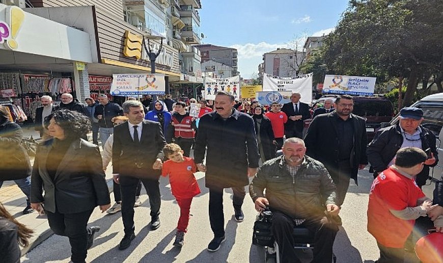 Otizm Farkındalık Günü Gölcük’te Renkli Görüntülere Sahne Oldu