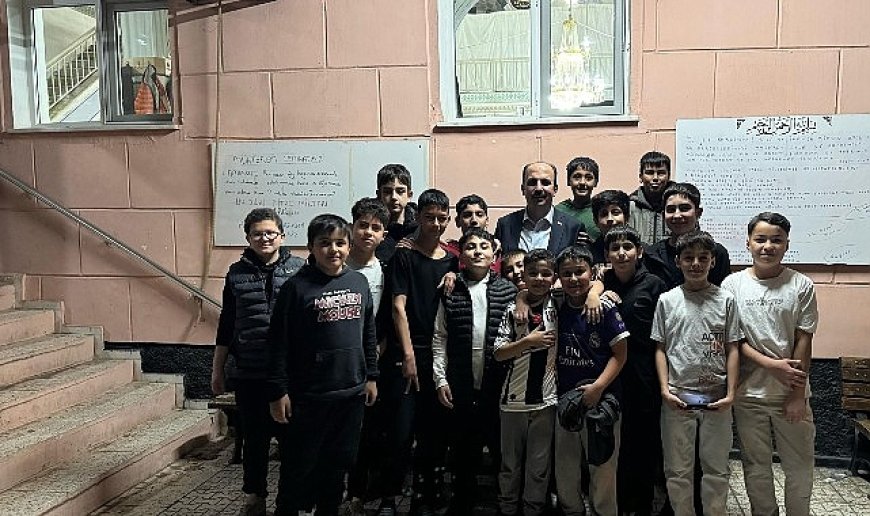 Başkan Altay, Teravih Sonrası Gençlerle Sohbet Etti, Esnafların Çay Davetine Katıldı