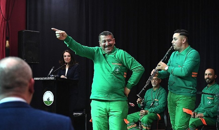 Temizlik işçileri konser verdi dinleyenler hayran kaldı
