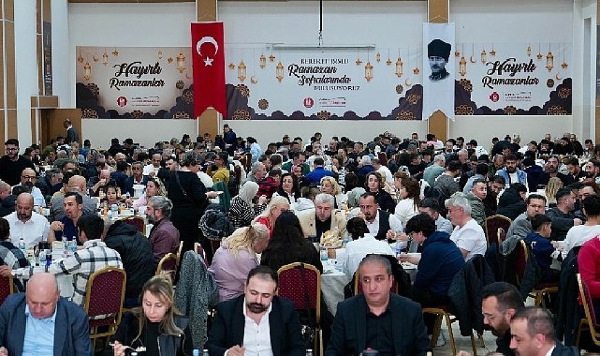 Önce berber ve kuaförlerle iftar yaptı sonra vatandaşlarla buluştu