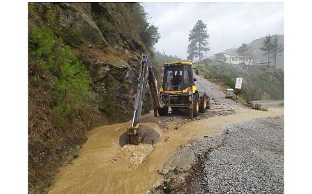 Büyükşehir ekipleri yağış sonrası bozulan yolları onarıyor